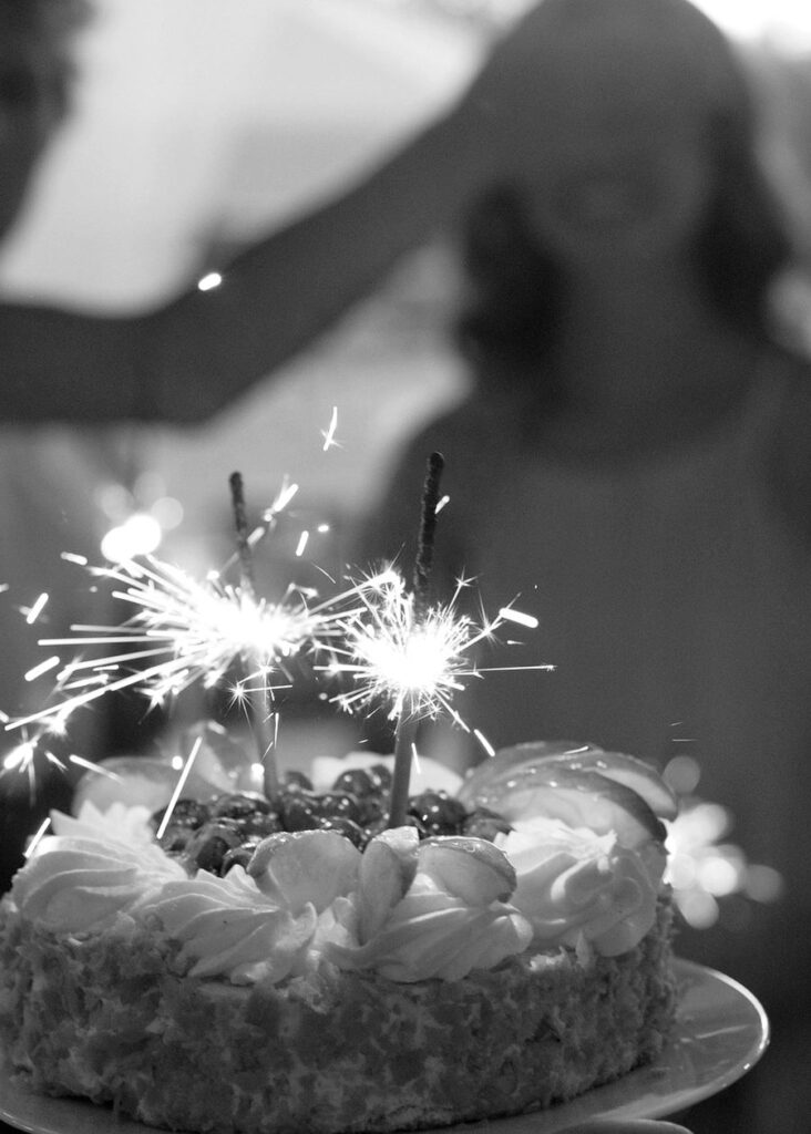 Gâteau d'anniversaire avec cierges magiques lors d'une animation So Events 31 à Toulouse