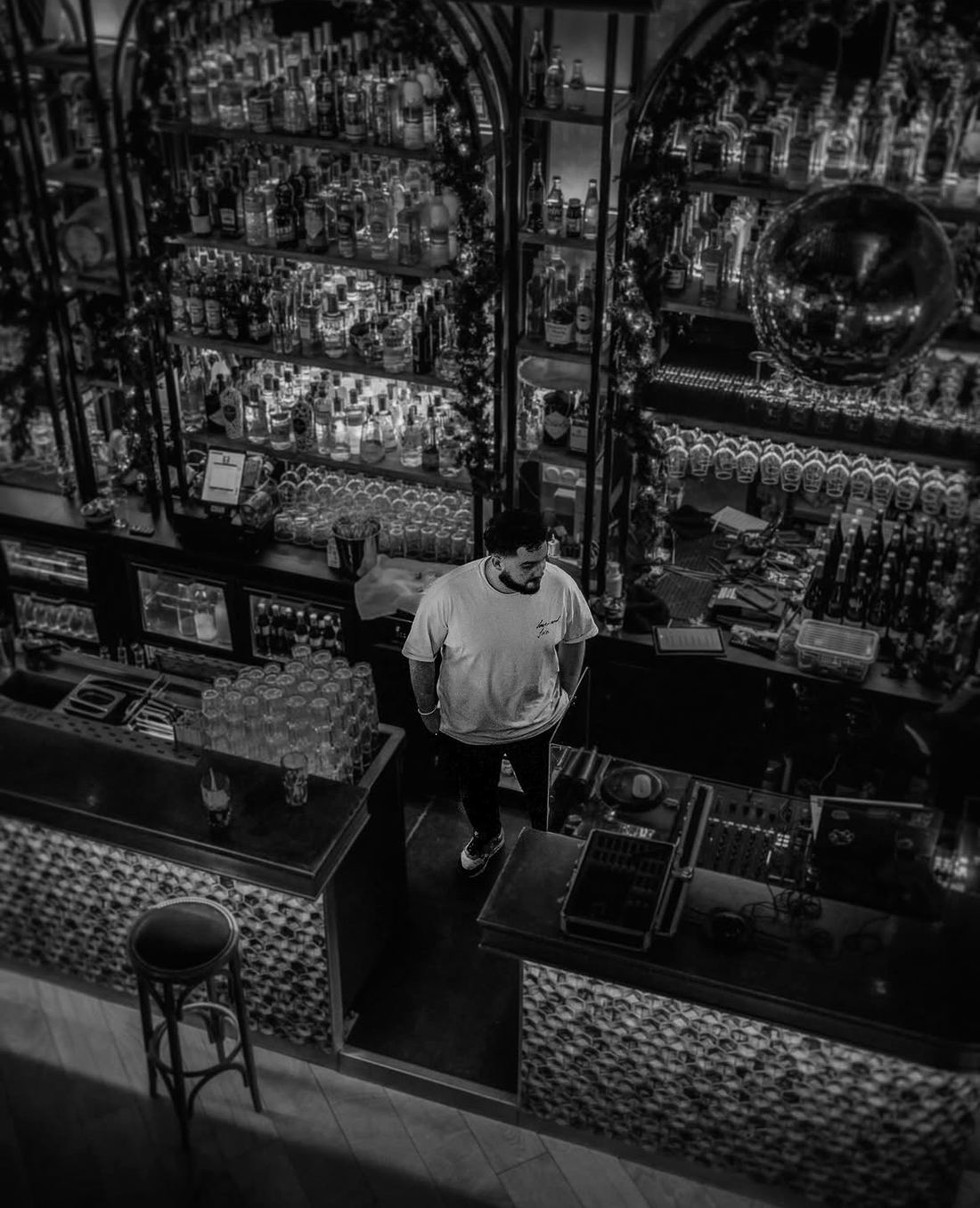 Animateur de soirée en bar à Toulouse derrière le comptoir - So Events 31