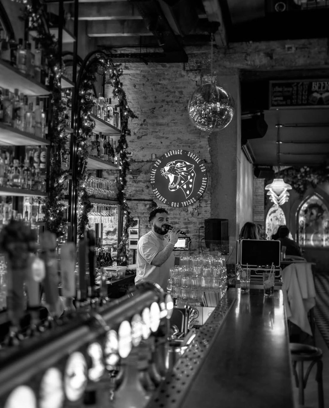 So Events 31 anime une soirée au micro dans un bar à Toulouse