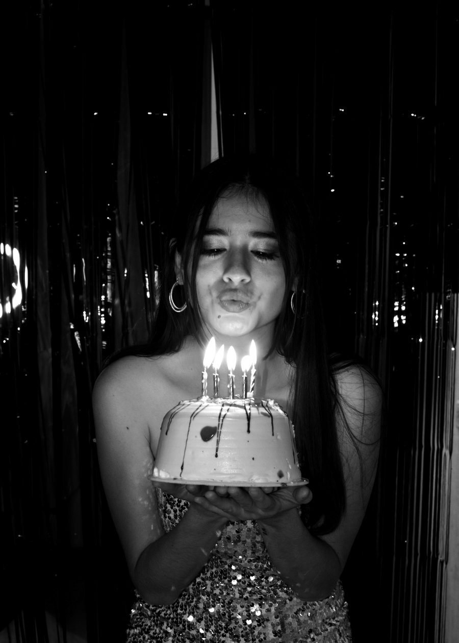 Jeune femme soufflant les bougies de son gâteau d'anniversaire lors d'une animation So Events 31