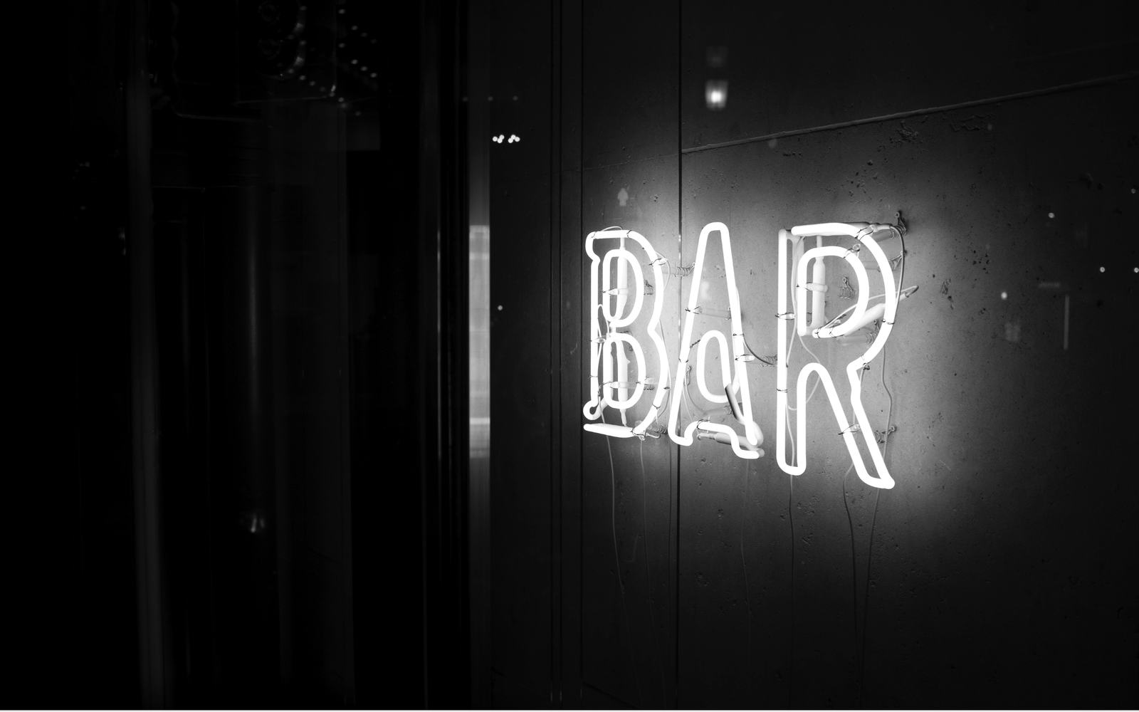 Enseigne néon BAR en noir et blanc - So Events 31 animateur de soirées à Toulouse