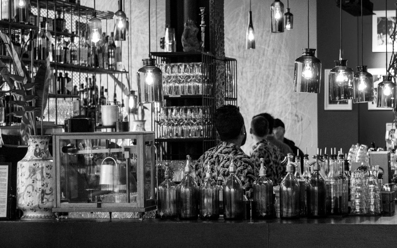Intérieur d’un bar à Toulouse en ambiance tamisée, en noir et blanc - So Events 31