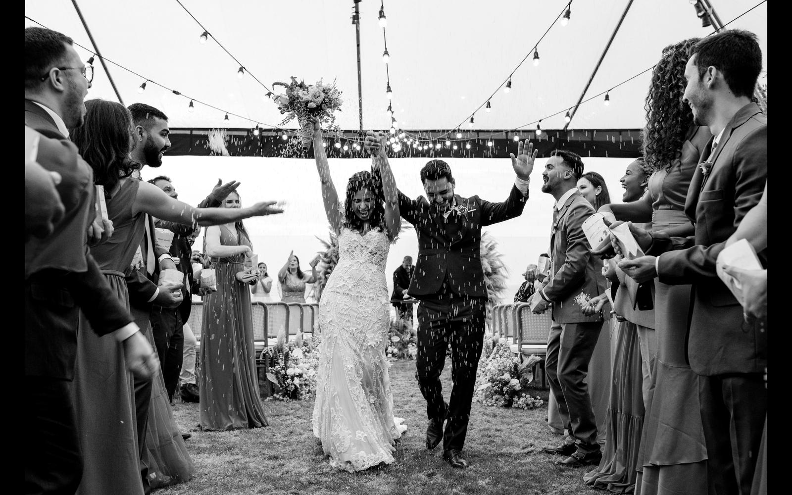 Mariage animé par So Events 31 à Toulouse, sortie de cérémonie sous une pluie de confettis