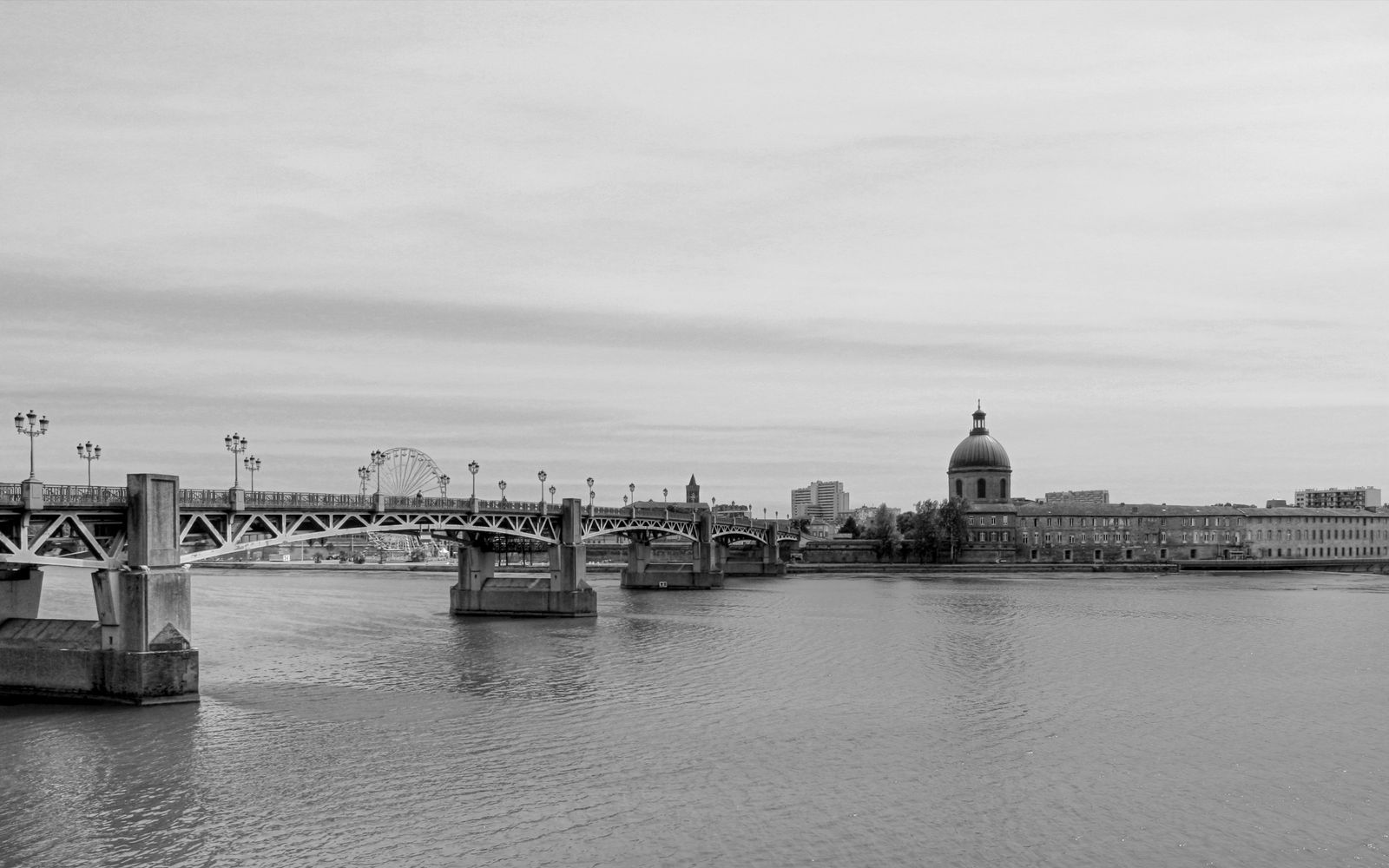 Dôme de la Grave et pont Saint-Pierre à Toulouse au coucher du soleil, en noir et blanc