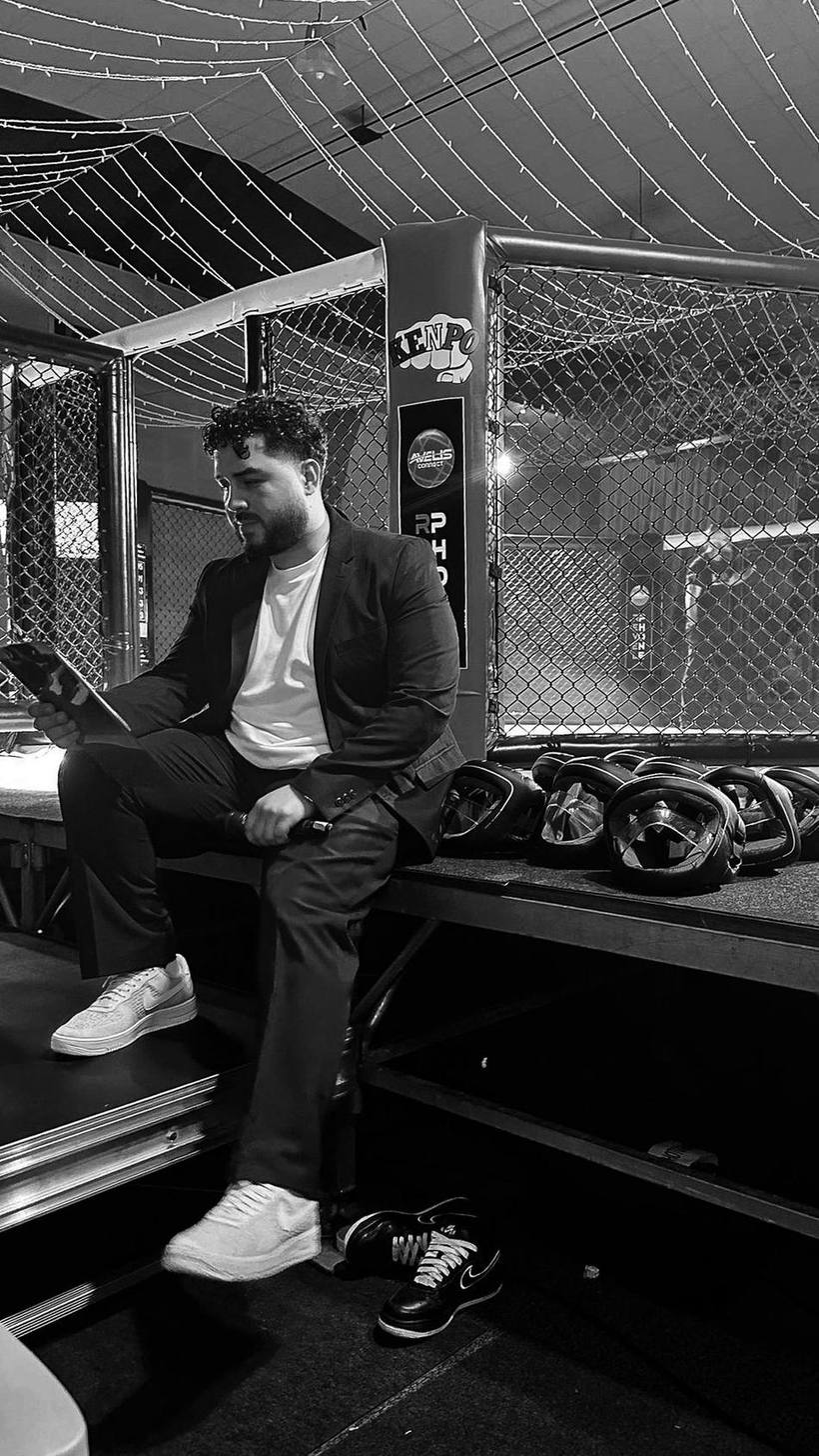 Sofiane Amraoui, animateur micro et speaker, en préparation d’un gala sportif